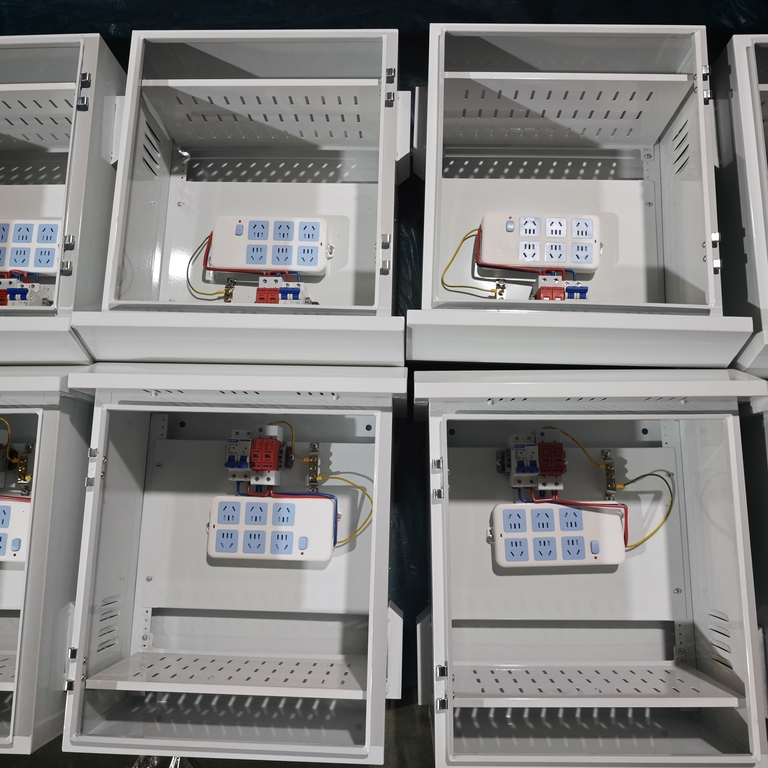 Gambar sebenar pengeluaran besar-besaran kotak pengedaran kalis hujan luar Ouyue Electric: Paparan proses penuh daripada cangkerang kepingan logam untuk melengkapkan pemasangan mesin